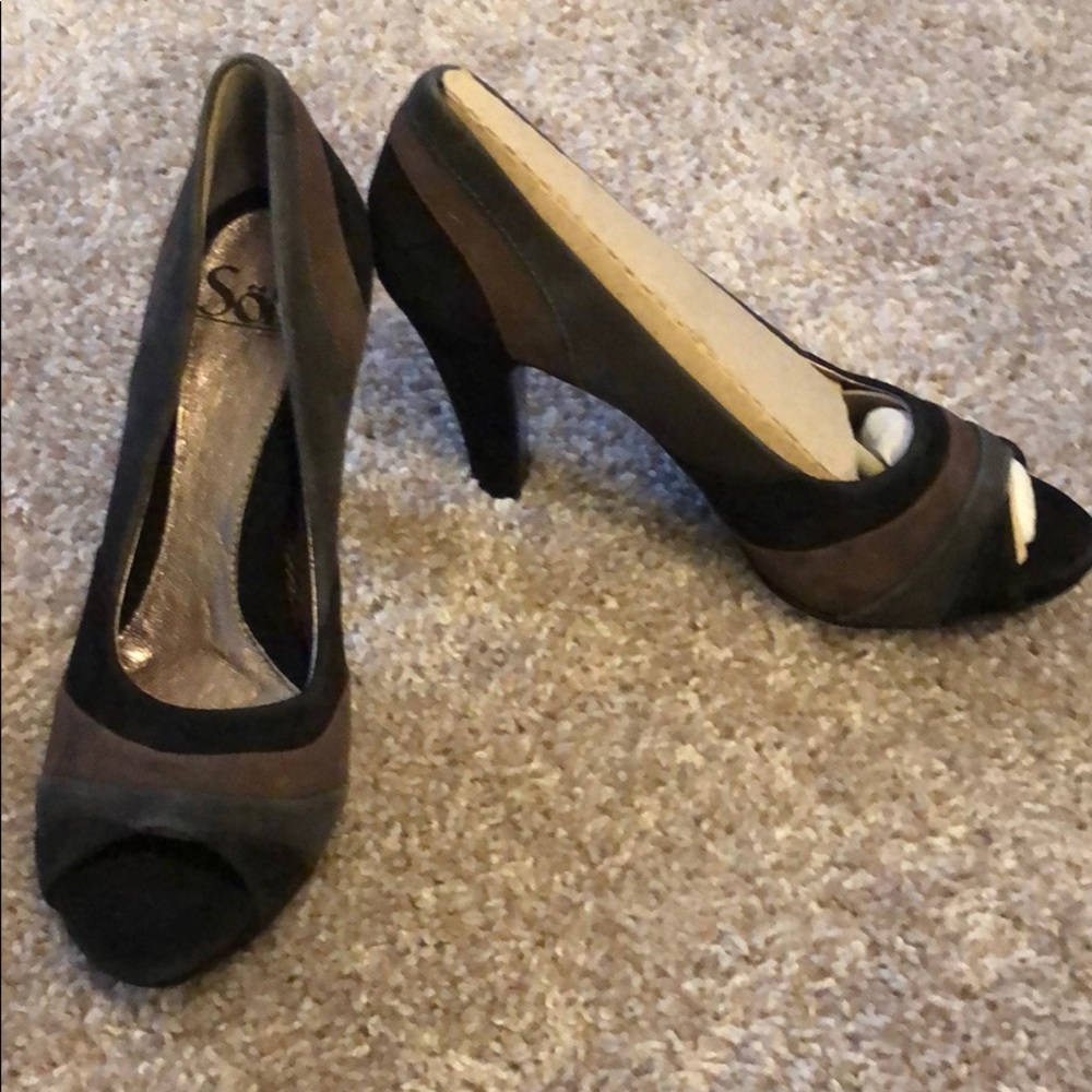 Super fun, multi colored Sofft heels
